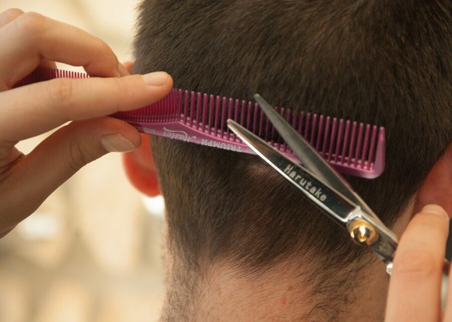 Comment couper les cheveux à la maison ? Pour les enfants et les adultes